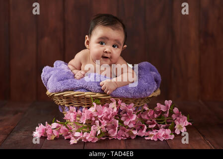 Carino sorridente bambina ritratto sul buio di sfondo per studio Foto Stock