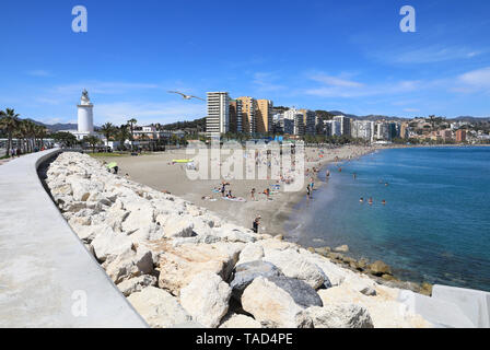 La Malagueta spiaggia sul Mediterraneo, nel centro di Malaga sulla Costa del Sol in Spagna, Europa Foto Stock