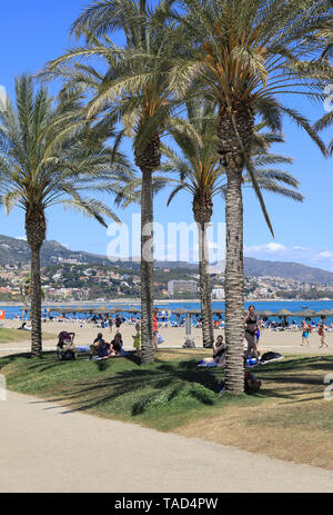 La Malagueta spiaggia sul Mediterraneo, nel centro di Malaga sulla Costa del Sol in Spagna, Europa Foto Stock