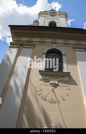 Dio è il Creatore e custode del tempo (scritto in Serbo cirillico lettere) della facciata della chiesa ortodossa di San Nicola in città Kikinda, Serbia Foto Stock