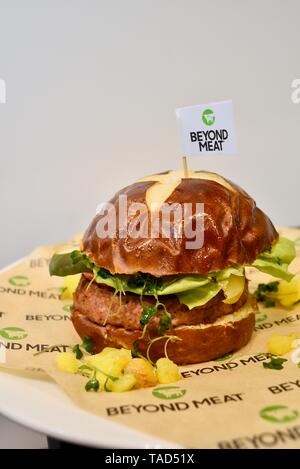 Senza carne carne (gratuito) al di là di Burger da Al di là di carne. Vegetariano vegano hamburger fatto da piselli, altri ingredienti, nazionale mostra Ristorante Chicago STATI UNITI D'AMERICA Foto Stock