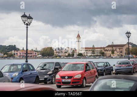 Zakynthos Greece - Aprile 2019 : Automobili guida su una strada a Zante città Foto Stock