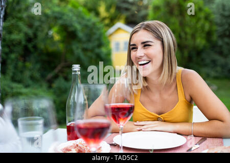 Amici divertendosi ad una cena estiva in giardino Foto Stock