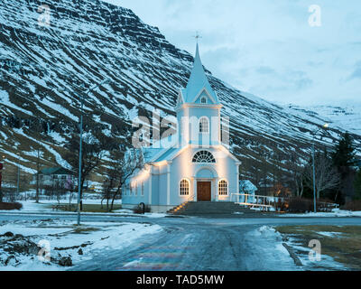 L'Islanda, Seyðisfjörður Affitto, Seydisfjardarkirkja chiesa in inverno prima del sorgere del sole Foto Stock