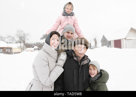 Ritratto di famiglia con il nonno in inverno Foto Stock