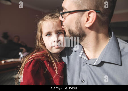 Padre figlia baciare dal sole a casa Foto Stock