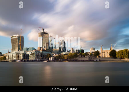UK, Londra, Città di Londra, il Tamigi, skyline con moderni edifici per uffici e torre di Londra Foto Stock