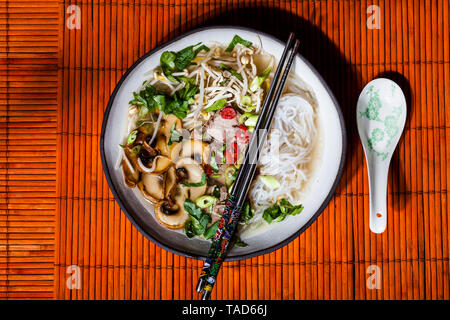 Riso vietnamita zuppa di noodle con funghi e delle carni bovine Foto Stock