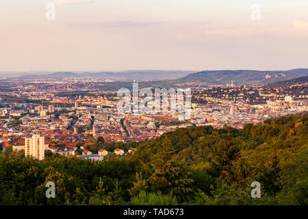 Germania Baden-Wuerttemberg, Stoccarda, Cityscape con la torre della TV di sera, vista da Birkenkopf Foto Stock