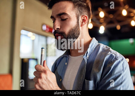 Ritratto di uomo prepara il suo biliardo cue Foto Stock