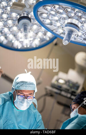 Ritratto di medico chirurgo durante il funzionamento Foto Stock