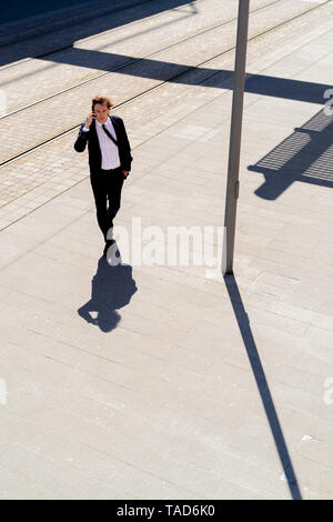 L'Italia, Firenze, giovane imprenditore sullo smartphone nella città Foto Stock