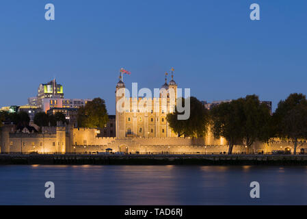 UK, Londra, il fiume Tamigi e Torre di Londra di notte Foto Stock