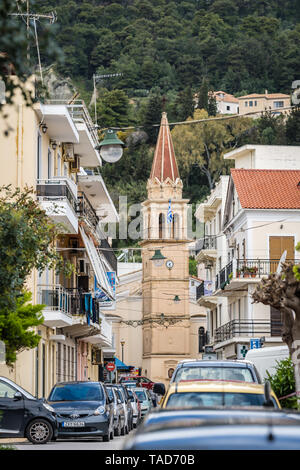 Zakynthos Greece - Aprile 2019 : Automobili su una strada stretta a Zante città Foto Stock