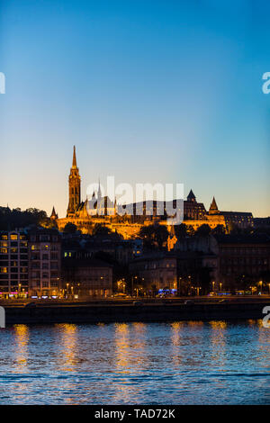 Ungheria, Budapest, vista città con la Chiesa di San Mattia al crepuscolo Foto Stock