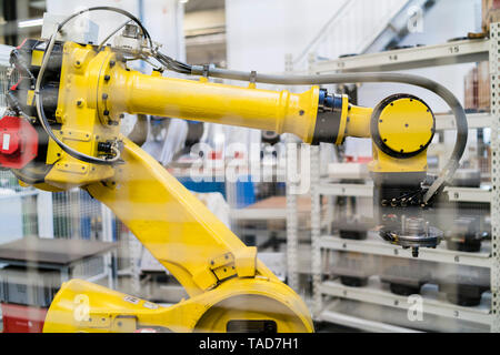 Robot industriale nel moderno stabilimento Foto Stock