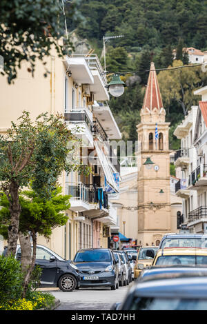 Zakynthos Greece - Aprile 2019 : Automobili su una strada stretta a Zante città Foto Stock