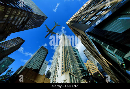 Cerca fino a New York City grattacieli nel distretto finanziario, NYC USA piano passeggeri battenti Foto Stock