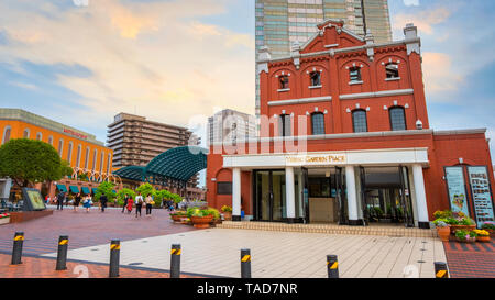 Tokyo, Giappone - 26 Aprile 2018: Yebisu Garden Place costruita sul vecchio sito di Yebisu birra birreria che è la città in via di sviluppo e di Ebisu stazione ferroviaria Foto Stock