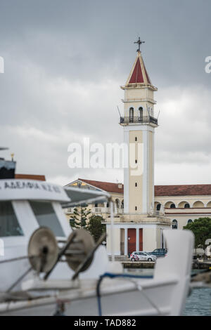 Zakynthos Greece - Aprile 2019 : barca davanti al San Dionisio torre campanaria di Agios Dionisios chiesa, isola di Zante, Zante città Foto Stock