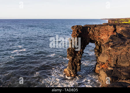 Stati Uniti d'America, Hawaii, Big Island, Parco Nazionale vulcani, oceano pacifico mare Holei Arch Foto Stock