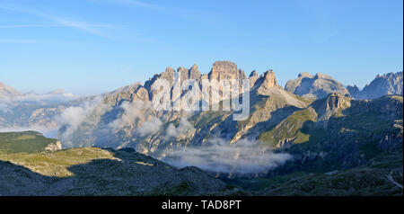 L'Italia, Dolomiti, Provincia di Bolzano, la montagna Schwalbenkofel, Grosser Rautkofel, Schwabenalpenkopf, Birkenkofel, Hochebenkofel alla mattina presto Foto Stock