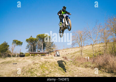 Driver di Motocross saltando sul circuito Foto Stock