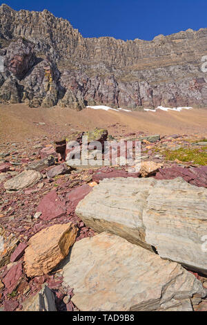 Rocce colorate al di sotto di una montagna cresta vicino a Logan pass nel Parco Nazionale di Glacier nel Montana Foto Stock