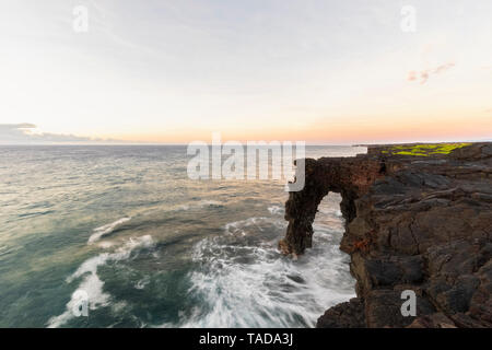 Stati Uniti d'America, Hawaii, Big Island, Parco Nazionale vulcani, oceano pacifico mare Holei Arch Foto Stock