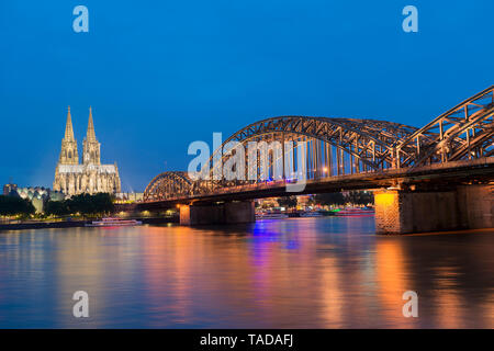 Germania, Colonia, vista della cattedrale di Colonia con ponte di Hohenzollern e il fiume Reno in primo piano Foto Stock