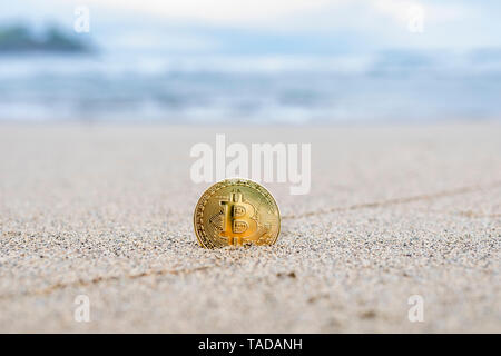 Bitcoin su di una spiaggia di sabbia Foto Stock