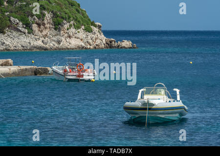 Zakynthos Greece - Aprile 2019 : piccola privata motoscafi ormeggiato sulle rive in Agios Nikolaos bay sull'isola di Zante Foto Stock