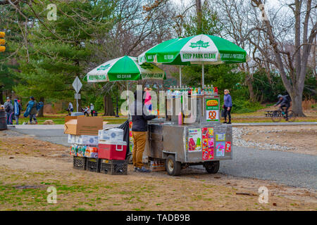 L uomo è la vendita di hot dog nel parco Foto Stock