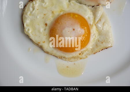 Elevato angolo di visione delle uova fritte sulla piastra bianca Foto Stock