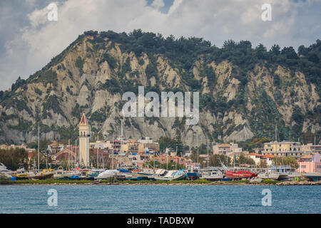 Zakynthos Greece - Aprile 2019 : città di Zakynthos come visto dal mare, isola di Zante, ISOLE IONIE Foto Stock