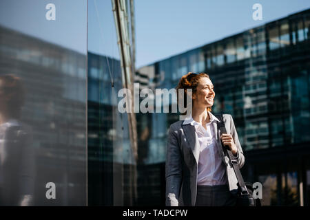 Giovane imprenditrice pendolarismo nella città Foto Stock