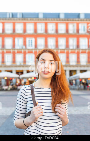 Spagna, Madrid, Plaza Mayor, ritratto di redheaded giovane donna con piercing per il naso Foto Stock