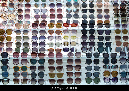 Il rack con la moda occhiali nel negozio ottica, può essere utilizzato come sfondo Foto Stock