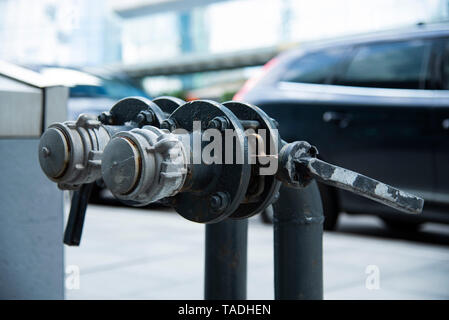 Idrante di fuoco di un dispositivo sulla rete di alimentazione che consente di collegare le apparecchiature che fornisce alimentazione di acqua per estinguere il fuoco. P oscurata Foto Stock