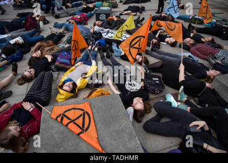 Gli attivisti dalla ribellione di estinzione, visto la posa sul lato a piedi fingendo di essere morti durante la protesta. Una manifestazione di protesta è stata organizzata a Varsavia alla estinzione movimento di ribellione e la gioventù sciopero per il clima contro la passività delle autorità polacche per quanto riguarda l'imminente catastrofe climatica e la grande estinzione di specie animali. Decine di persone in sacchi neri posati sul marciapiede davanti al Palazzo Presidenziale. Essi hanno anche portato una bara di nero come un simbolo del futuro dell'umanità. Foto Stock