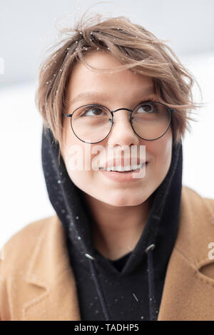 Ritratto di giovane donna alla caduta di neve Foto Stock