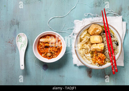 Asian noodle minestra di cavolo, tofu, shirataki noodles e kimchi fatti in casa Foto Stock