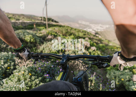 Spagna, Lanzarote, close-up di mountainbiker su un sentiero di montagna Foto Stock