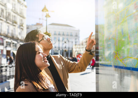 Spagna, Madrid, coppia giovane guardando la mappa e per esplorare la città Foto Stock