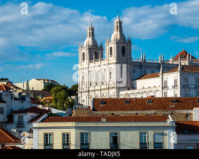 Il Portogallo, Lisbona, Alfama, vista dal Miradouro de Santa Luzia oltre il Distretto di Sao Vicente de Fora Monastero Foto Stock