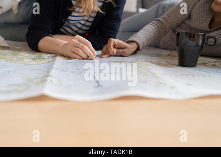 Gli amici mettendo i pin su una mappa, la pianificazione delle vacanze, close up Foto Stock