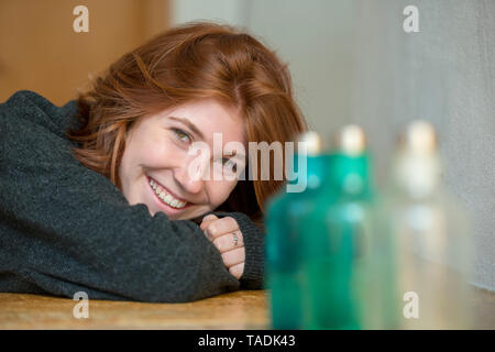 Ritratto di felice redheaded ragazza adolescente Foto Stock