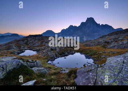 L'Italia, Dolomiti, Pale di San Martino gruppo di montagna con picco di montagna il Cimon della Pala e due piccoli laghi di montagna di sunrise Foto Stock