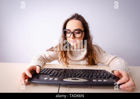 Funny nerd ragazza che lavora sul computer Foto Stock