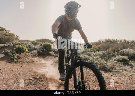 Spagna, Lanzarote, mountainbiker su un viaggio nel paesaggio desertico Foto Stock